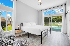 25 soverom, skrivebord, strykejern/-brett og reiseseng for barn