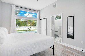 5 soverom, skrivebord, strykejern/-brett og reiseseng for barn