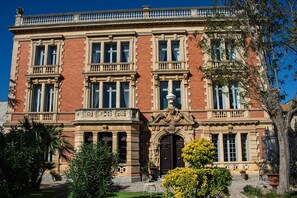 Exterior - Superb romantic 8-bedroom chateau with AC and WiFi in the south of France (Névian)