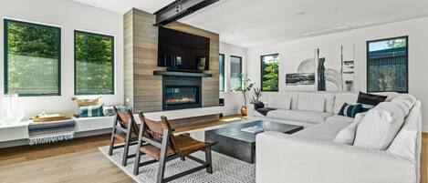 TV connectée, cheminée, chaßne hi-fi, espaces bureaux