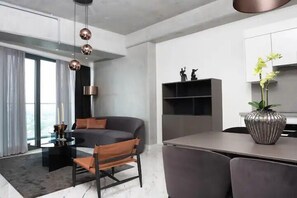 Luxury Condo, 1 Double Bed, Balcony, City View (1) | Living room
