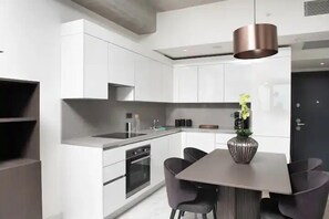 Luxury Condo, 1 Double Bed, Balcony, City View (1) | Private kitchen - Sinpaş Bomonti Residence (Istanbul)