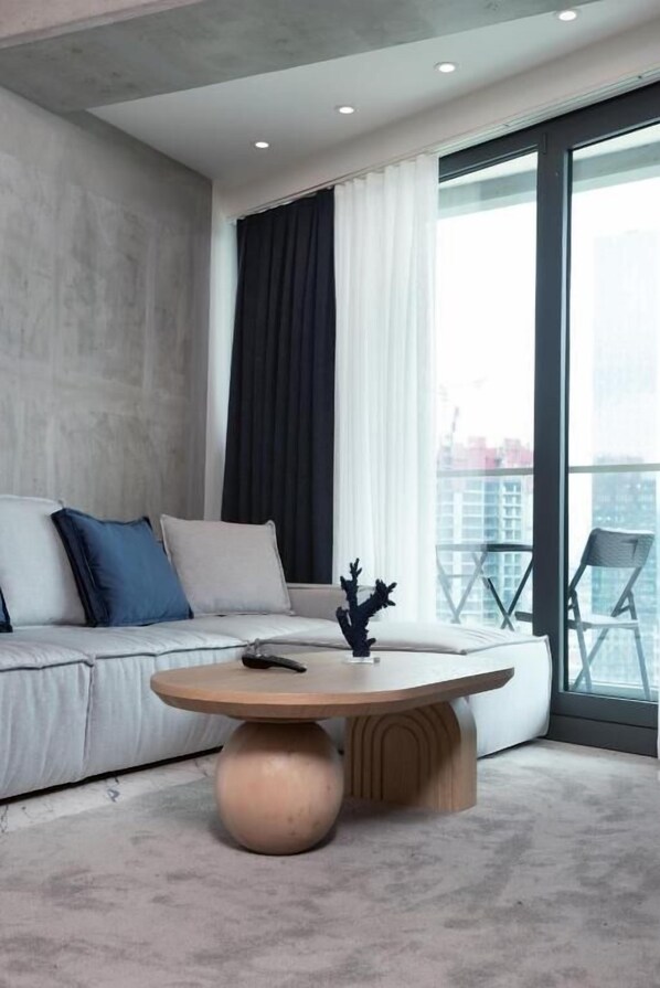 Luxury Condo, 1 Double Bed, Balcony, City View | Living room