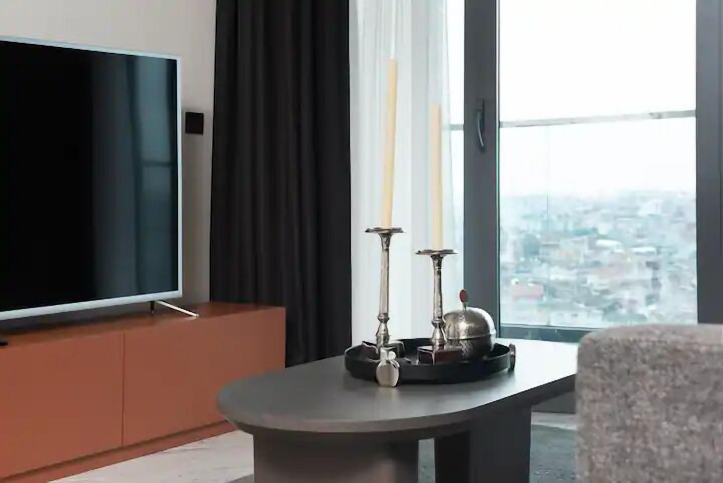 Luxury Condo, 1 Double Bed, Balcony, City View (2) | Living room