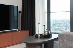 Luxury Condo, 1 Double Bed, Balcony, City View (2) | Living room