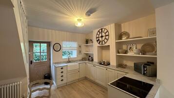 Réfrigérateur, micro-ondes, four, cafetiÚre/bouilloire