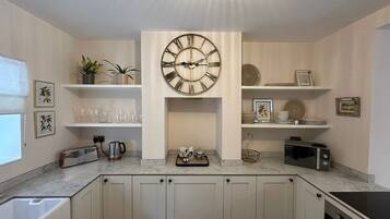 Fridge, microwave, oven, coffee/tea maker