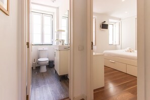 Shower, towels - Typical Madragoa by Homing (Lisbon)