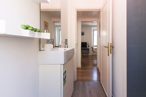 Mikrowelle, Geschirrspüler, Wasserkocher mit Kaffee-/Teezubehör