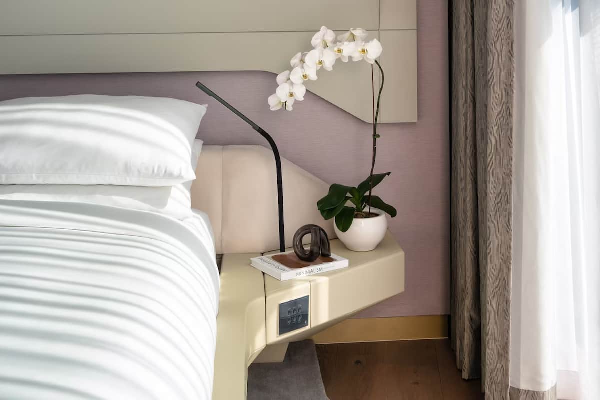 Sengetøy av topp kvalitet, minibar, safe på rommet og skrivebord