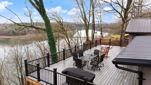 Outdoor dining - Lakefront Sunset Retreat: Huge Deck + Game Room+ close to boat ramp (Bronston)