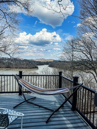 Lakefront Sunset Retreat: Huge Deck + Game Room+ close to boat ramp
