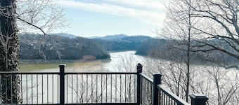 Cozy Lakehouse – Game Room, Pet-Friendly, Near Boatramp, 3-Season room!