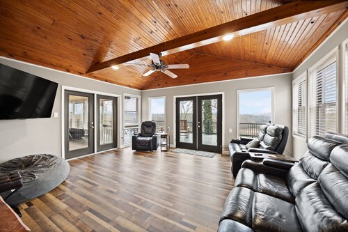 Lakefront Sunset Retreat: Huge Deck + Game Room+ close to boat ramp