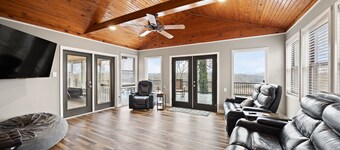 Lakefront Sunset Retreat: Huge Deck + Game Room+ close to boat ramp