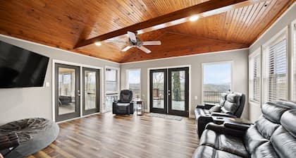 Lakefront Sunset Retreat: Huge Deck + Game Room+ close to boat ramp