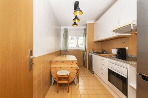 Microwave, dishwasher, coffee/tea maker, cookware/dishes/utensils - Olaias Design by Homing (Lisbon)
