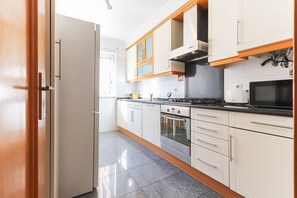 Microwave, dishwasher, coffee/tea maker, cookware/dishes/utensils - Laranjeiras Design by Homing (Lisbon)