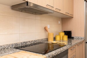 Mikrowelle, Geschirrspüler, Wasserkocher mit Kaffee-/Teezubehör