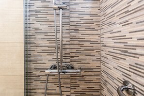 Shower, towels - Olivais Vintage by Homing (Lisbon)