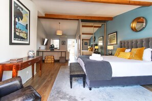 1 bedroom, bed sheets - Principe Real Deluxe by Homing (Lisbon)