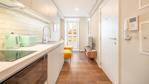 Coffee/tea maker, microwave, cookware/dishes/utensils - Bairro Alto Prime Studios by Homing (Lisbon)