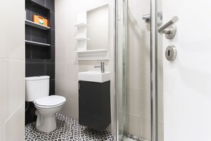 Shower, towels - Mouraria Delight by Homing (Lisbon)
