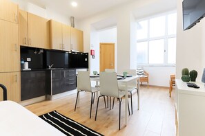 Lò vi sóng, dụng cụ pha cà phê/trà, dụng cụ nấu nướng/bát dĩa/dao nĩa 