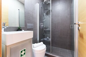 Shower, towels - Olivais Balcony by Homing (Lisbon)
