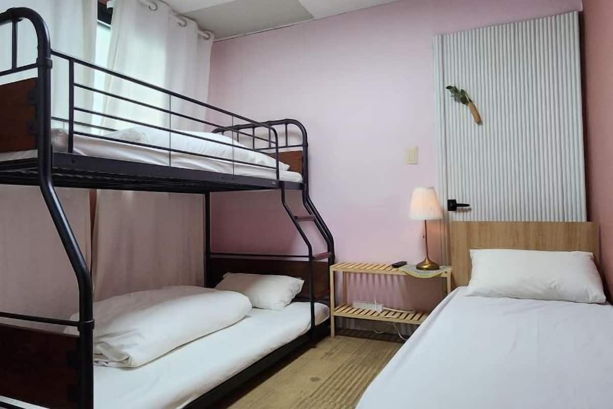 Verdunkelungsvorhänge, Bügeleisen/Bügelbrett, kostenloses WLAN