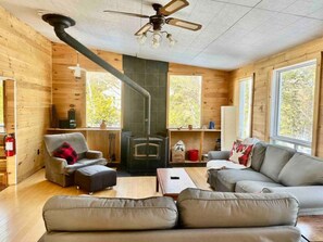 TV, fireplace, offices - Chalet Le Grand Boisé, spa bord de l`eau, foyer & (Chertsey)