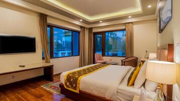 Desk, laptop workspace, iron/ironing board, free WiFi