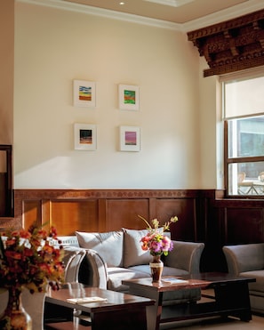Lobby sitting area - Hotel Kesaar Palace (Leh)