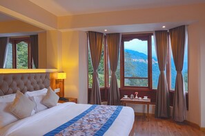 办公桌、笔记本电脑工作区、免费 WiFi