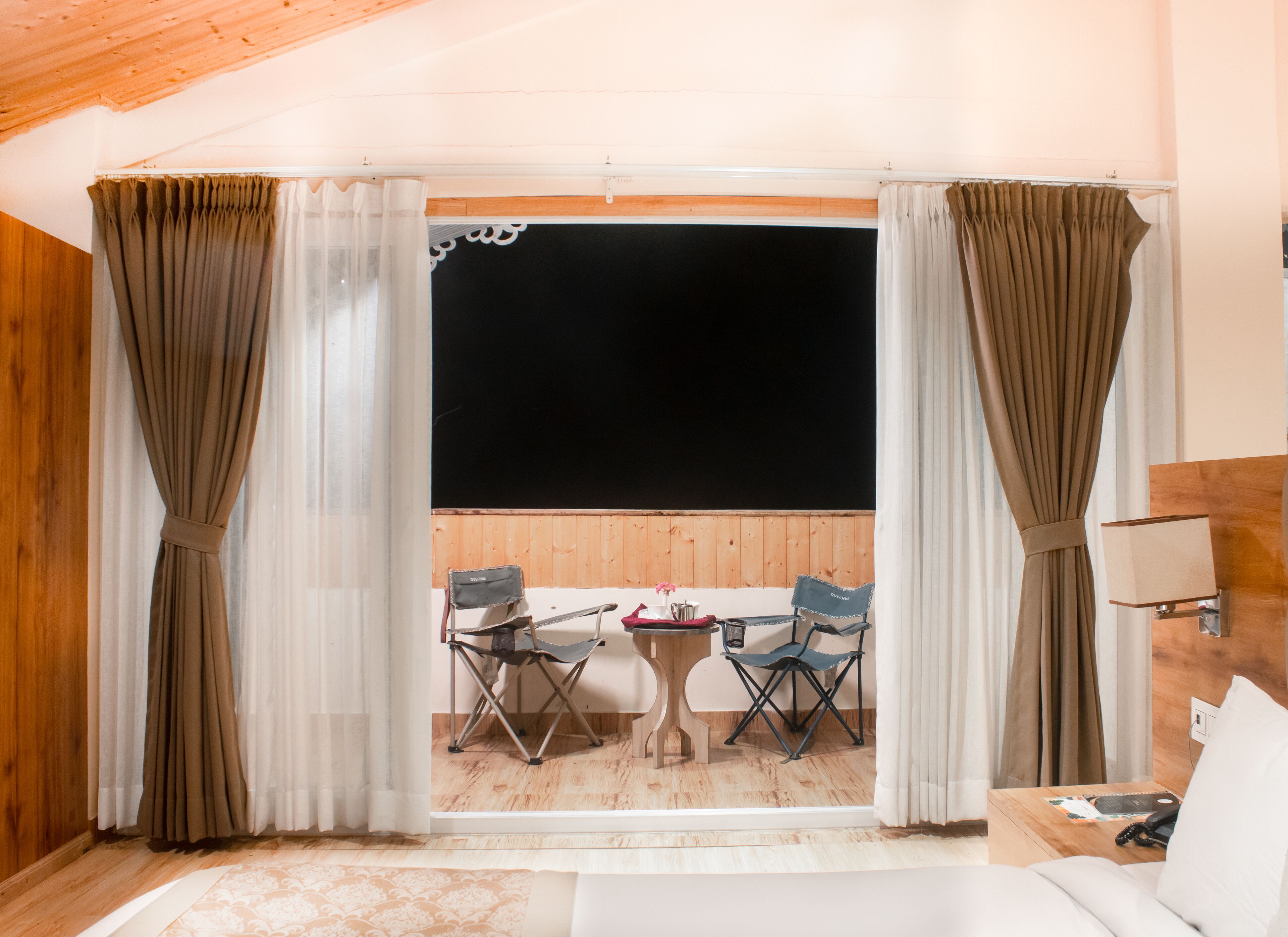 Premium Suite | Desk, laptop workspace, free WiFi