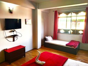 Kamar Triple Premium | Seprai antialergi, kedap suara, Wi-Fi gratis, dan seprai linen