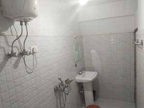Standard Double Room | Bathroom | Shower, rainfall showerhead, free toiletries, towels - BASSU'SHOTEL Silk Route Residency (Gangtok)