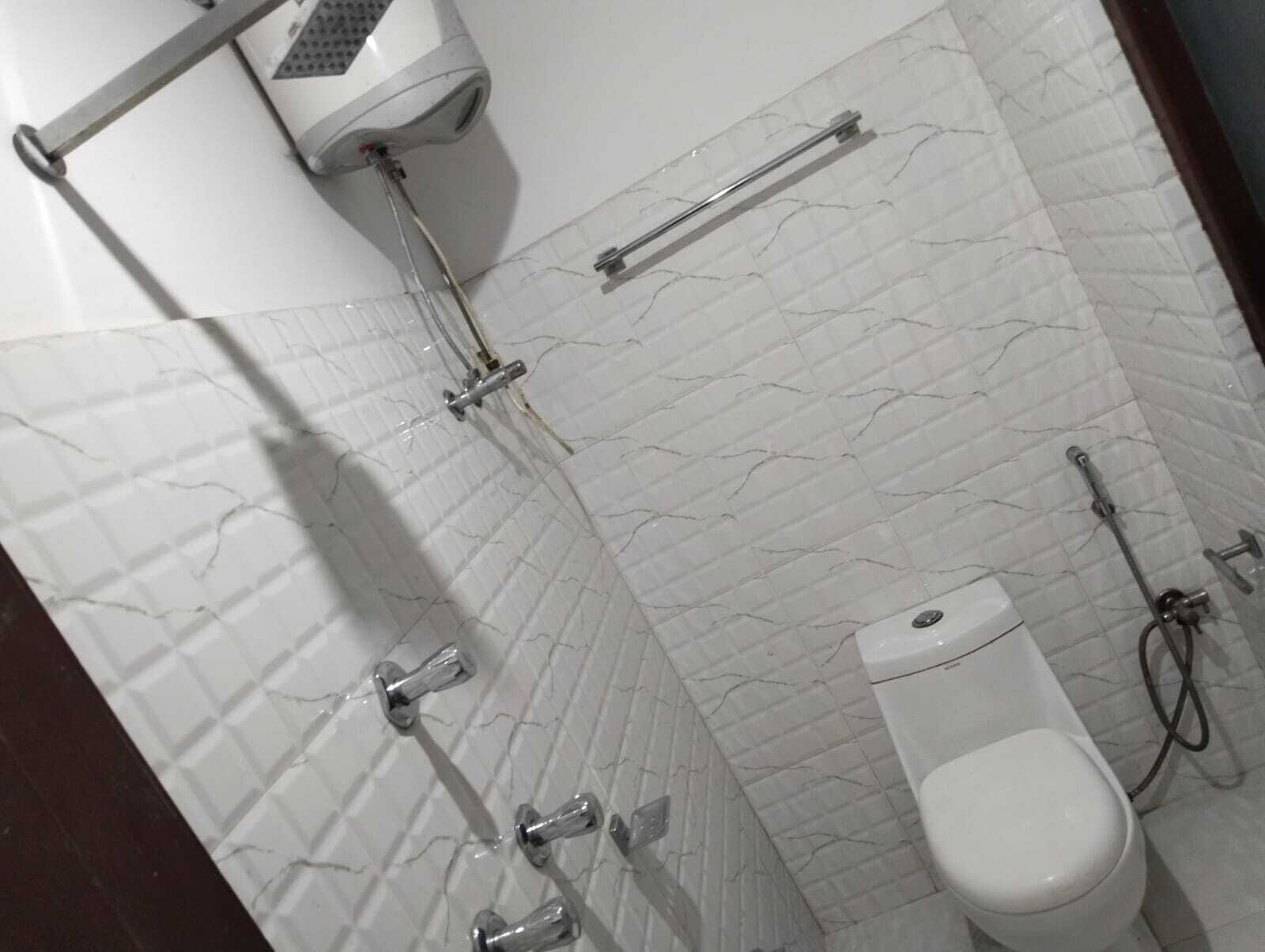 华丽双人房 | 浴室 | 淋浴设施、大花洒淋浴喷头、免费洗浴用品、毛巾