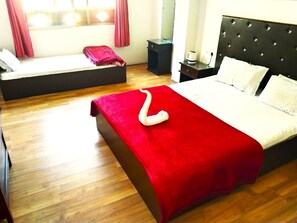 Kamar Triple Premium | Seprai antialergi, kedap suara, Wi-Fi gratis, dan seprai linen