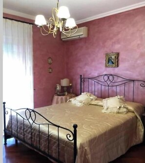 2 habitaciones, escritorio, tabla de planchar con plancha y wifi gratis 