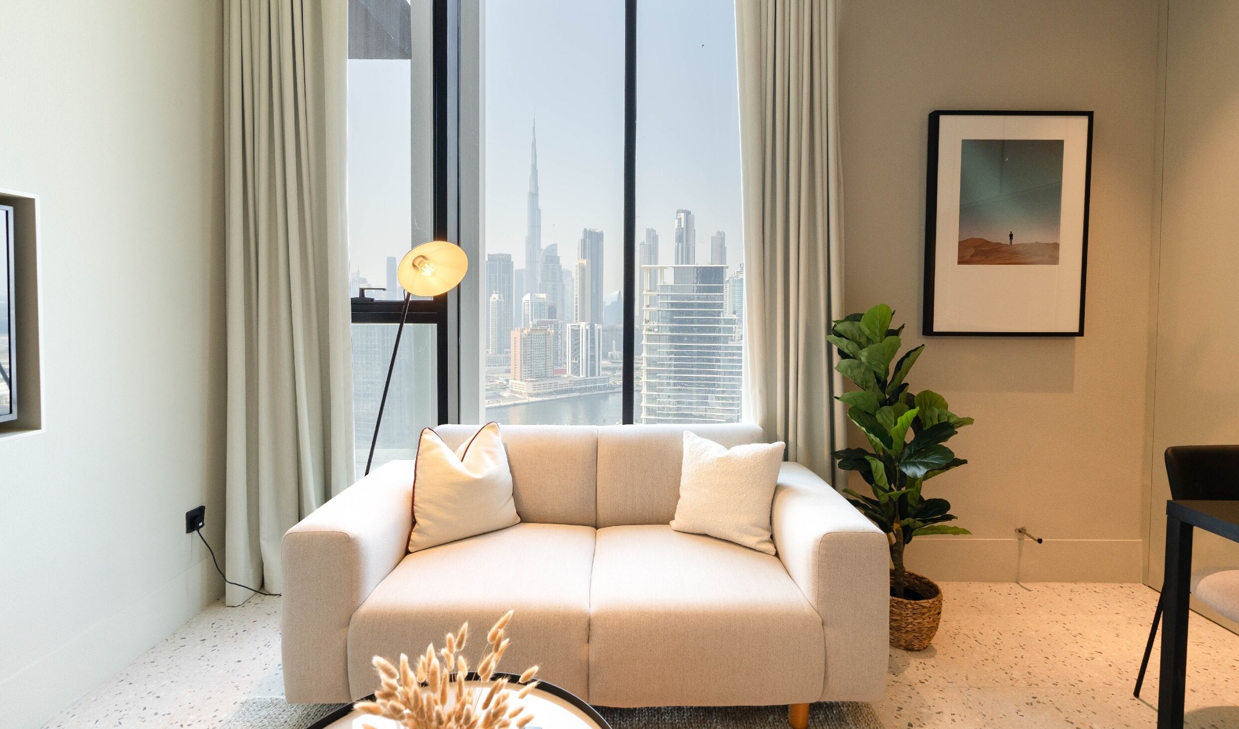 Estudio estándar, 1 cama King size, vista a la ciudad | Área de sala de estar | Televisión 