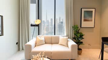 Estudio estándar, 1 cama King size, vista a la ciudad | Área de sala de estar | Televisión