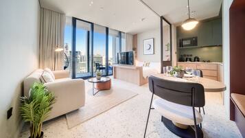 Estudio Premium, 1 cama King size, vista a la ciudad | Área de sala de estar | Televisión