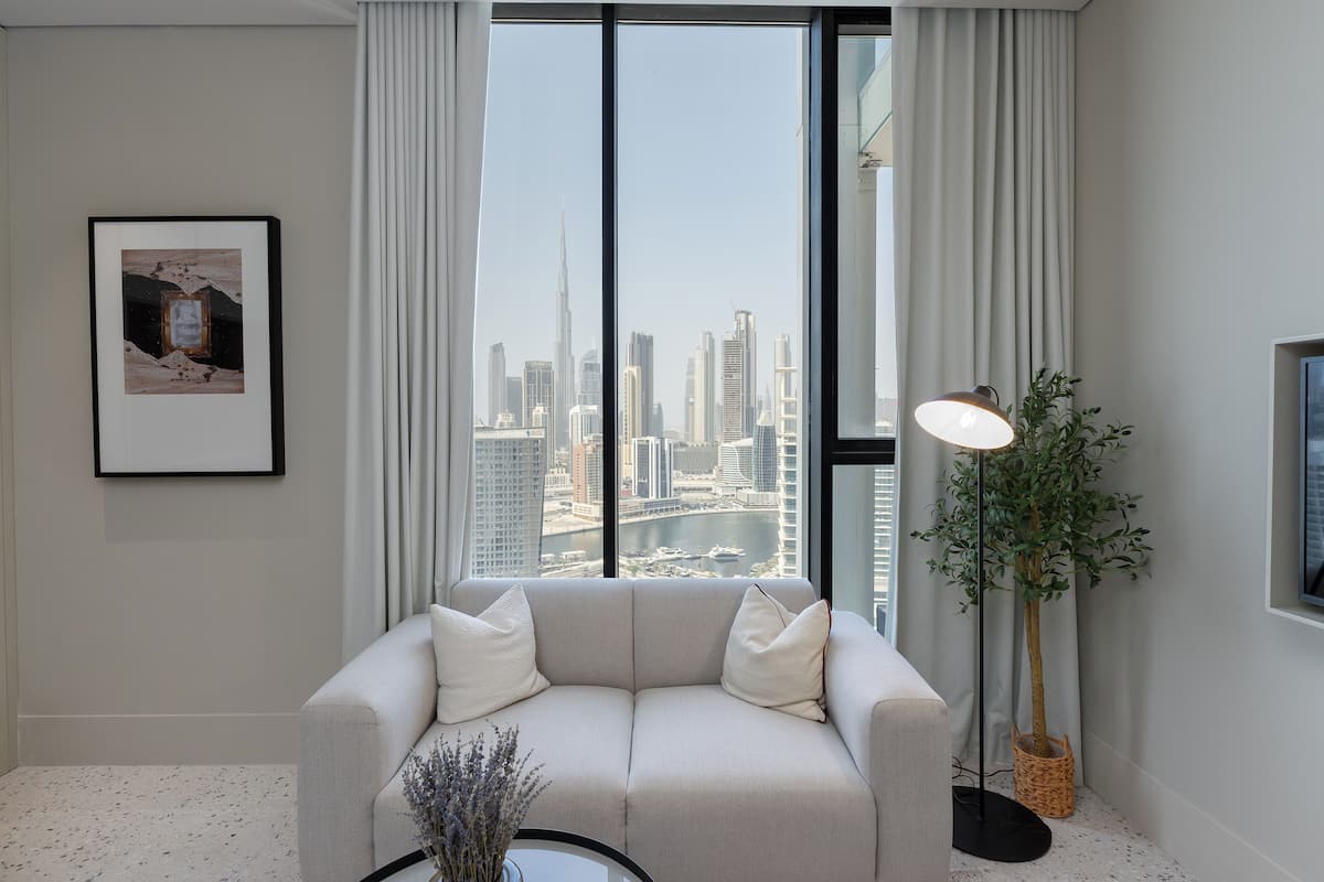 Deluxe Studio, 1 King Bed, City View | Living area