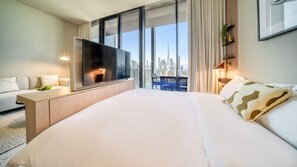Studio Premium, 1 Tempat Tidur King, pemandangan kota | Brankas, meja kerja, ruang kerja ramah laptop, dan setrika/meja setrika