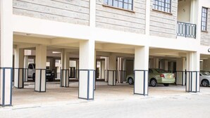 Ein mehrgeschossiges Parkhaus mit mehreren parkenden Autos.