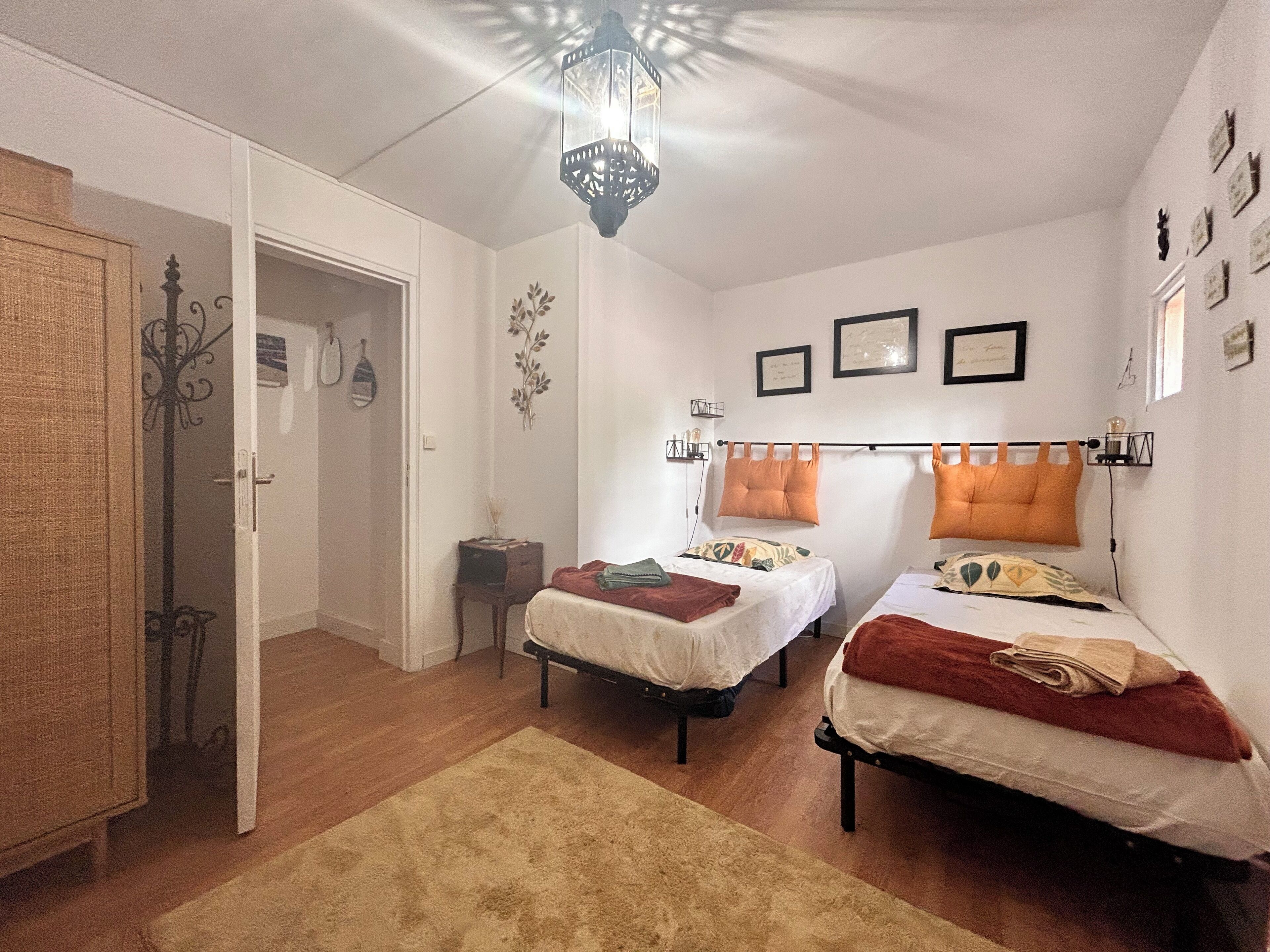 2 chambres, fer et planche à repasser, Wi-Fi, draps fournis