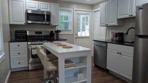 Fridge, microwave, oven, stovetop - Tranquil & Stylish 2-bedroom house in Bridgeport (Bridgeport)