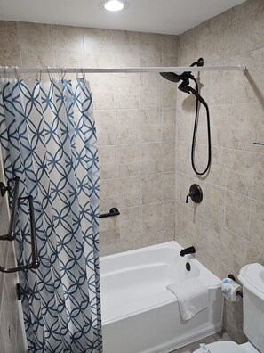 Chuveiro, secador de cabelo, toalhas de banho, papel higiênico