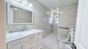 Douche, séchoir à cheveux, serviettes fournies, papier de toilette